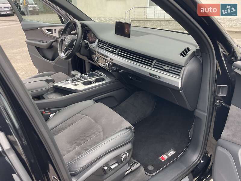 Позашляховик / Кросовер Audi Q7 2017 в Чернівцях