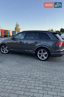 Позашляховик / Кросовер Audi Q7 2018 в 