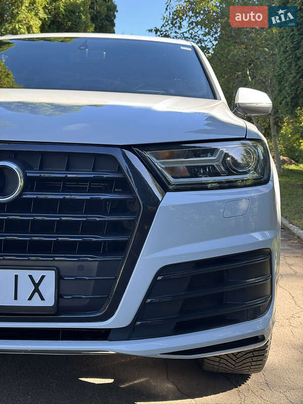 Позашляховик / Кросовер Audi Q7 2017 в Рівному