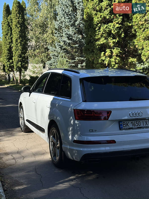Позашляховик / Кросовер Audi Q7 2017 в Рівному