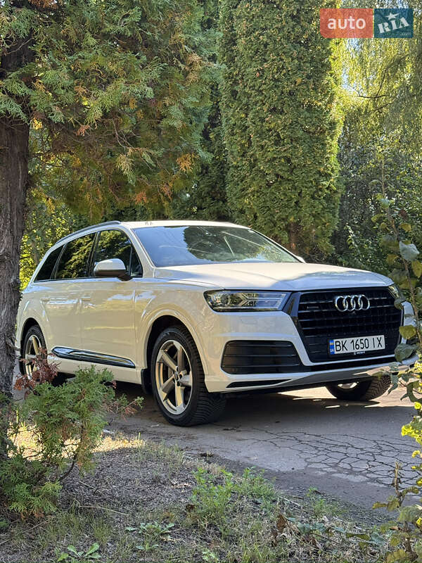Внедорожник / Кроссовер Audi Q7 2017 в 