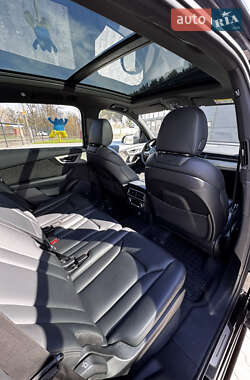 Позашляховик / Кросовер Audi Q7 2018 в 