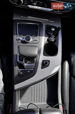 Позашляховик / Кросовер Audi Q7 2018 в 