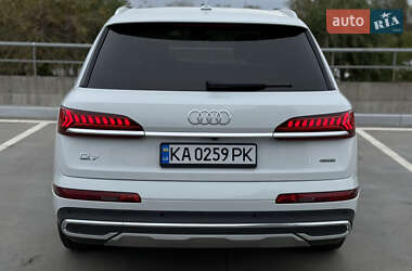 Позашляховик / Кросовер Audi Q7 2023 в 