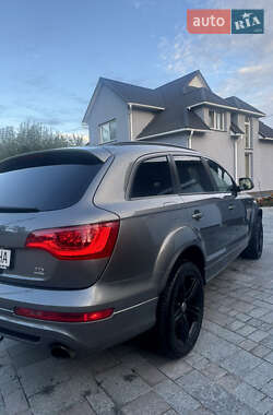 Позашляховик / Кросовер Audi Q7 2013 в 