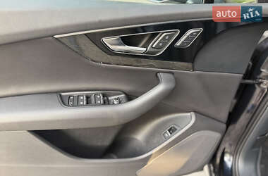 Позашляховик / Кросовер Audi Q7 2017 в 