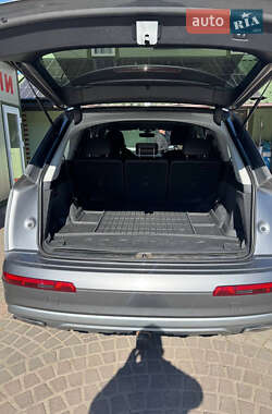 Внедорожник / Кроссовер Audi Q7 2015 в 