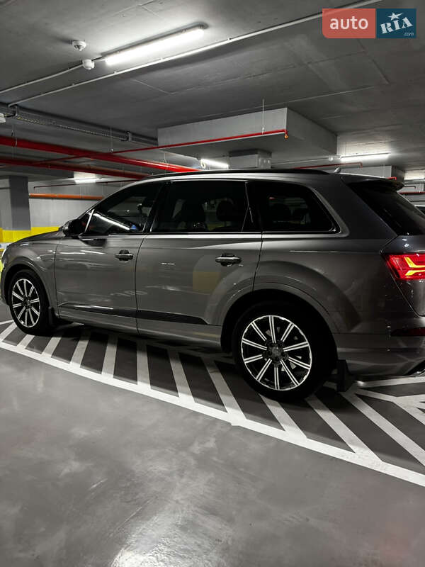 Позашляховик / Кросовер Audi Q7 2017 в Львові