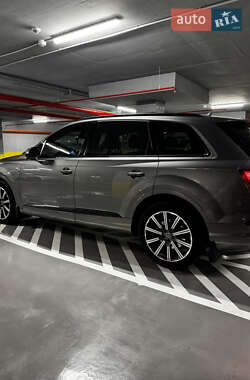 Позашляховик / Кросовер Audi Q7 2017 в 
