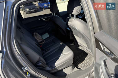 Позашляховик / Кросовер Audi Q7 2020 в 