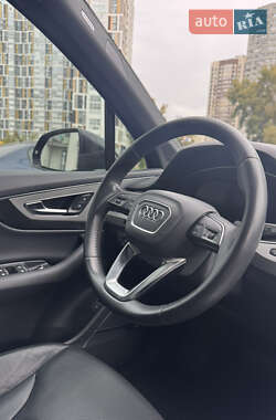 Позашляховик / Кросовер Audi Q7 2018 в 