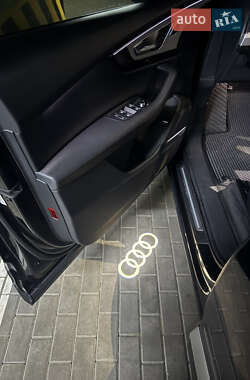 Позашляховик / Кросовер Audi Q7 2018 в 