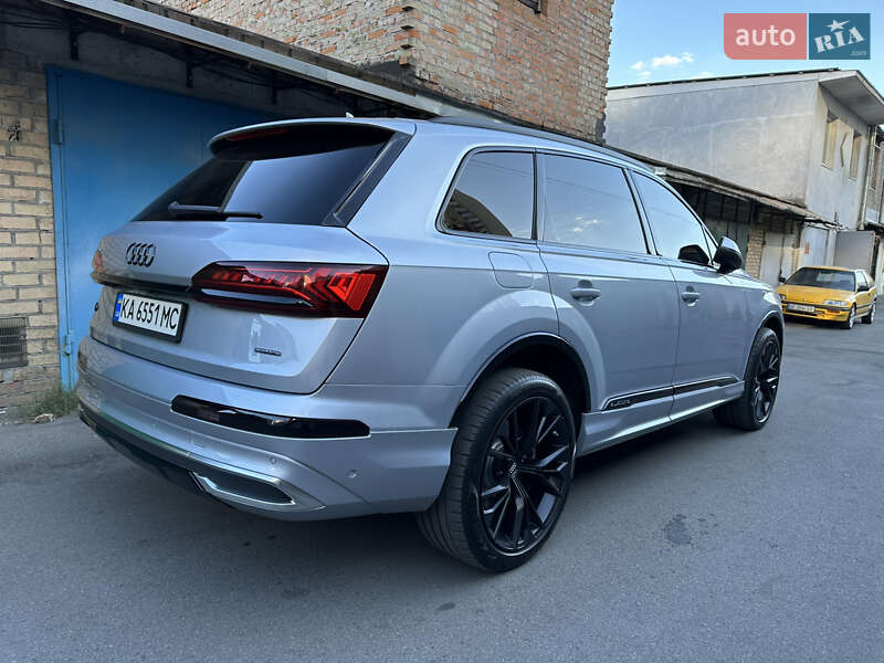 Позашляховик / Кросовер Audi Q7 2021 в 