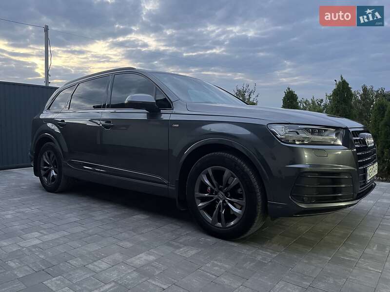 Позашляховик / Кросовер Audi Q7 2016 в 