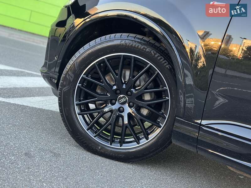 Внедорожник / Кроссовер Audi Q7 2020 в Киеве