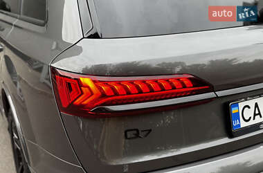 Позашляховик / Кросовер Audi Q7 2021 в 