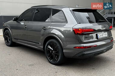 Позашляховик / Кросовер Audi Q7 2021 в 