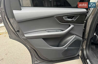 Позашляховик / Кросовер Audi Q7 2021 в 