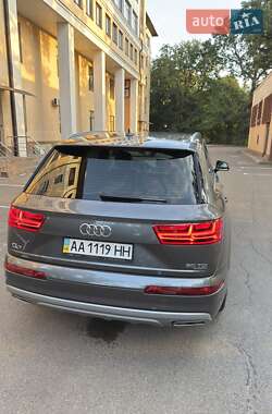 Позашляховик / Кросовер Audi Q7 2018 в 