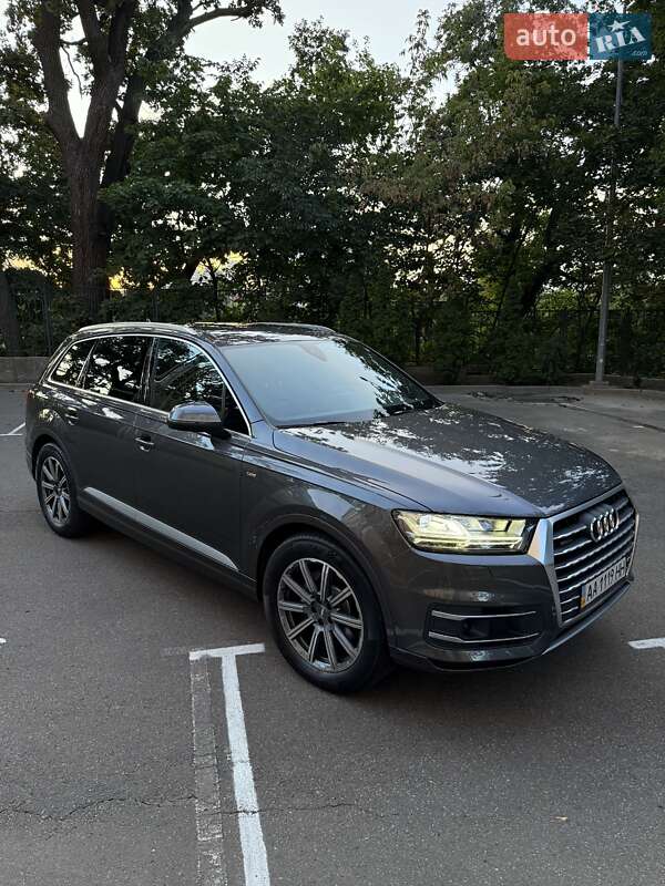 Позашляховик / Кросовер Audi Q7 2018 в 