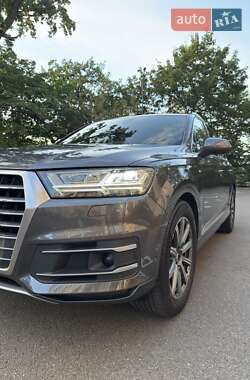 Позашляховик / Кросовер Audi Q7 2018 в 