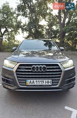 Позашляховик / Кросовер Audi Q7 2018 в 