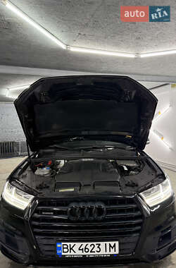 Позашляховик / Кросовер Audi Q7 2015 в 