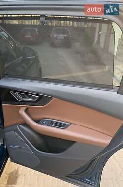 Позашляховик / Кросовер Audi Q7 2018 в 
