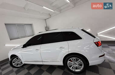 Позашляховик / Кросовер Audi Q7 2018 в 