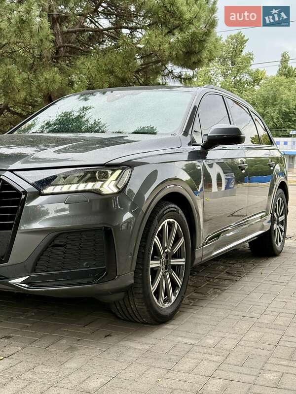Позашляховик / Кросовер Audi Q7 2021 в Дніпрі