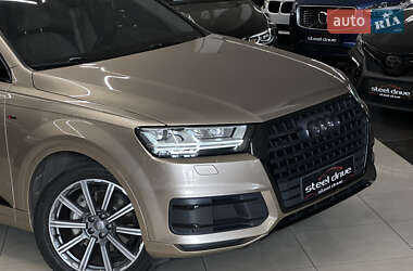 Позашляховик / Кросовер Audi Q7 2018 в 