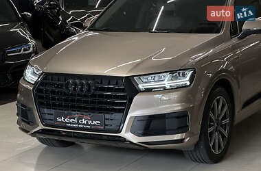 Позашляховик / Кросовер Audi Q7 2018 в 