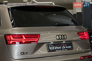 Позашляховик / Кросовер Audi Q7 2018 в 