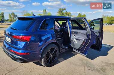 Позашляховик / Кросовер Audi Q7 2023 в 