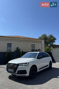 Позашляховик / Кросовер Audi Q7 2017 в 