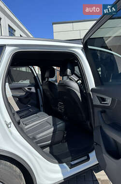 Позашляховик / Кросовер Audi Q7 2017 в 