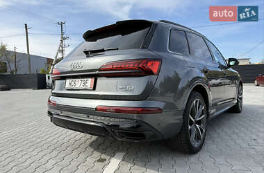 Позашляховик / Кросовер Audi Q7 2021 в 