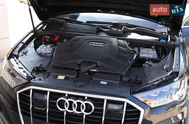Позашляховик / Кросовер Audi Q7 2022 в 