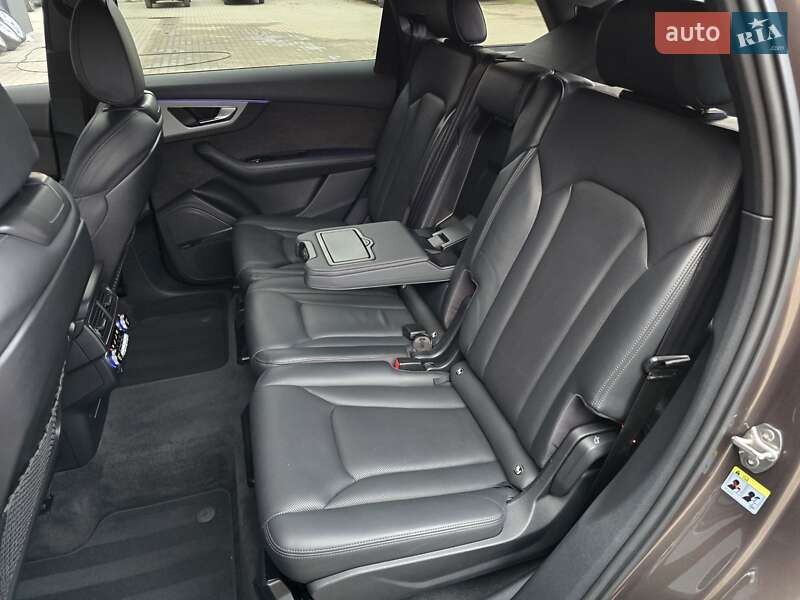 Позашляховик / Кросовер Audi Q7 2016 в Рівному