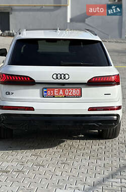 Позашляховик / Кросовер Audi Q7 2021 в 