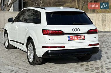 Позашляховик / Кросовер Audi Q7 2021 в 