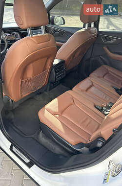 Позашляховик / Кросовер Audi Q7 2021 в 