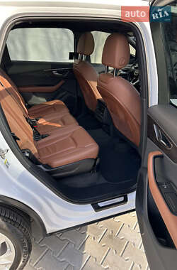 Позашляховик / Кросовер Audi Q7 2021 в 
