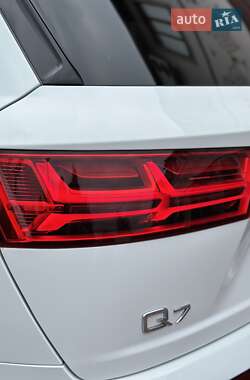 Позашляховик / Кросовер Audi Q7 2017 в 