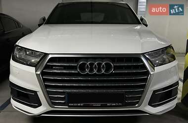 Позашляховик / Кросовер Audi Q7 2018 в 