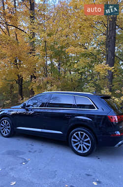 Внедорожник / Кроссовер Audi Q7 2017 в 