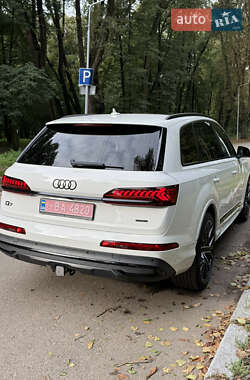 Позашляховик / Кросовер Audi Q7 2020 в 