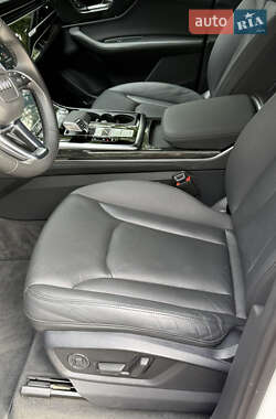 Позашляховик / Кросовер Audi Q7 2020 в 