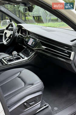 Позашляховик / Кросовер Audi Q7 2020 в 