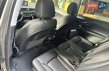 Позашляховик / Кросовер Audi Q7 2018 в 